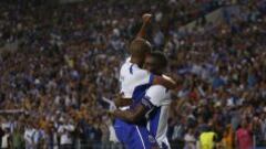 Jackson Martinez y Brahimi celebran uno de los goles del Oporto.