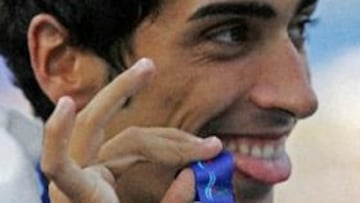 <b>NUEVO REY.</b> El italiano Filippo Magninies muestra su flamante medalla de oro que le sitúa como nuevo monarca de la velocidad europea.