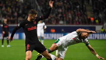 Saúl se lleva la pelota ante Barinov en el Lokomotiv-Atlético. Es el único rojiblanco que lo ha jugado todo esta temporada.