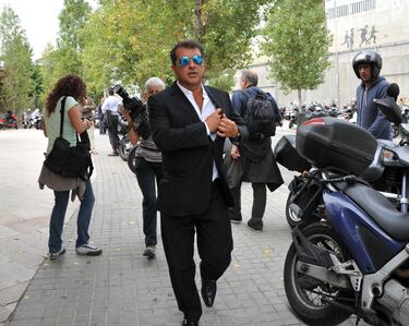 Tras terminar su etapa como presidente del FC Barcelona, Laporta fundó su propio partido Democracia Catalana. En 2011 consiguió un escaño en el Parlamento de Cataluña.