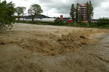 Las inundaciones de la región italiana de Emilia Romaña están dejando numerosos destrozos pero lo peor son los al menos nueve muertos y las 13.000 personas evacuadas. Así están los alrededores de la localidad de Imola, donde se ha cancelado el Gran Premio de Fórmula 1. 