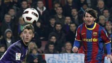 <b>OCASIÓN. </b>De Gea y Ujfalusi miran si el tiro de Messi va dentro o no.