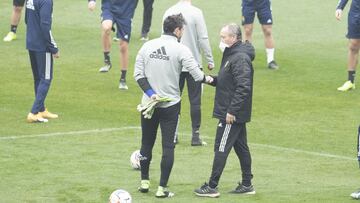 Cristian Álvarez dialoga con JIM antes del inicio de la sesión de ayer.