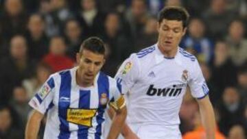 <b>ESFUERZO BALDÍO. </b>Luis García conduce el balón ante Xabi Alonso, el domingo en Cornellà-El Prat.