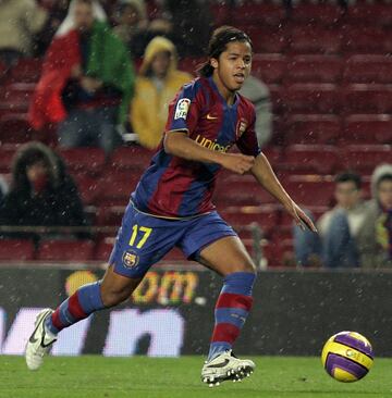 Jugó entre 2006 y 2008 en el Barcelona y la temporada 2012-13 en el Mallorca.