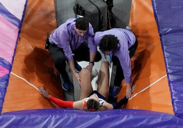 La atleta francesa, Margot Chevrier, recibe asistencia médica tras fracturarse el tobillo durante las finales de salto con pértiga en los mundiales de atletismo en pista cubierta que se celebran en Glasgow, Escocia.