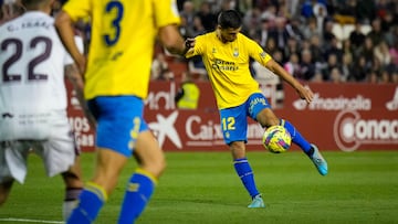 Momento del chut de Loiodice que supuso el 1-2 en Albacete.