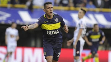 Ricardo Centuri&oacute;n celebra un gol con Boca Juniors.