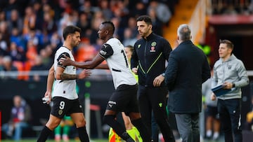 Umar Sadiq entra por Hugo Duro.