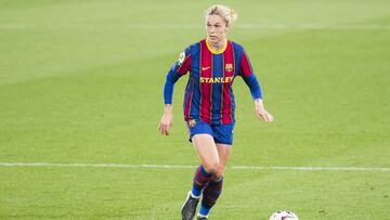 Mapi Le&oacute;n conduce un bal&oacute;n durante un partido del Bar&ccedil;a femenino.