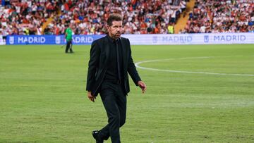 MADRID, 28/08/2023.- El entrenador del Atlético de Madrid Diego Simeone durante el partido de la tercera jornada de LaLiga que Rayo Vallecano y Atlético de Madrid disputan hoy lunes en el estadio de Vallecas, en Madrid. EFE/Rodrigo Jiménez
