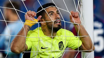 Luis Suárez se lamenta tras una ocasión no conseguida.