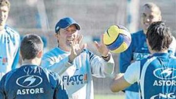 <b>JOVIAL. </b>Lotina pagará a la Prensa una comida si la Real remonta hoy al Málaga.