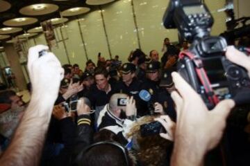 Fernando Torres llegó al Aeropuerto de Barajas en medio de un espectacular recibimiento por parte de la afición.