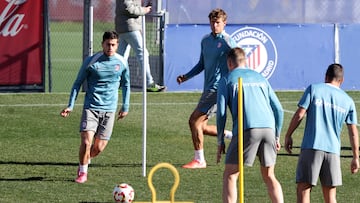 Alberto Moreno, en un entrenamiento con la primera plantilla. 






