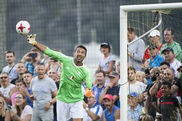 El portero italiano Gianluigi Buffon en acción durante el partido que enfrenta a las leyendas del fútbol internacional, en Brig, Suiza.