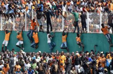 La ciudad de Abidjan se llenó de una multitud de marfileños deseosos de ver a su selección como campeones de África.  