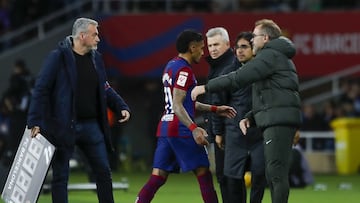 Raphinha, al ser sustituido, se topa con el hermano de Xavi.