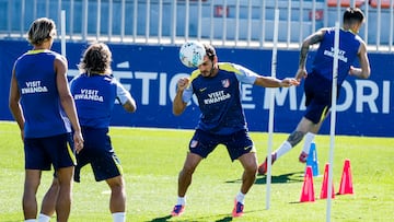 Koke pasa de cabeza un balón durante un entrenamiento del Atlético de Madrid.