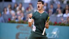 El tenista espa&ntilde;ol Carlos Alcaraz celebra un punto durante su partido ante Novak Djokovic en las semifinales del Mutua Madrid Open.