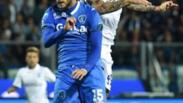  El jugador Mauricio Pinilla (d) del Atalanta disputa el bal&oacute;n con el futbolista Andrea Costa (i). 