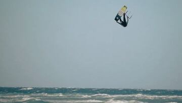 El kitesurfista Carlos Aldaravi volando alto durante el I Big Air Ca&ntilde;os de Meca celebrado en la playa de Faro de Trafalgar (Barbate, C&aacute;diz, Andaluc&iacute;a, Espa&ntilde;a).