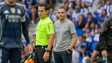 Sergio Francisco observa a su equipo desde la banda de Anoeta.