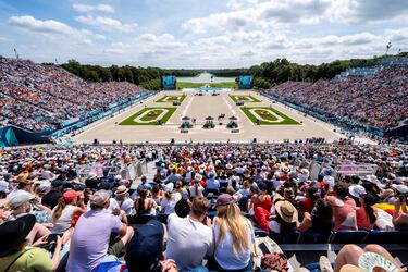La jinete alemana Isabell Werth ha conseguido una gran hazaña al ganar una medalla en siete ediciones diferentes de los Juegos Olímpicos. Un logro que ha alcanzado después de colgarse el oro en el Gran Premio de
doma por equipos disputado en Versalles junto a sus compañeros Jessica von Bredow-Werndl y Frederic Wandres.