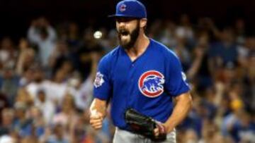 El pitcher de los Chicago Cubs, Jake Arrieta, celebra su no-hitter tras eliminar por strikeout a Chase Utley de los Dodgers.