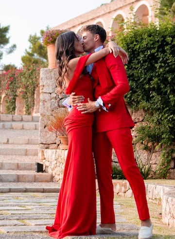 Paddy y Marcos Llorente se besan durante la fiesta de preboda que dieron en Mallorca.