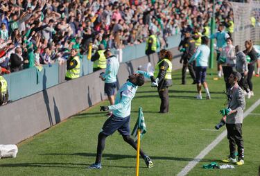 Jugadores del Real Betis lanza merchandising alos seguidores verdiblancos.