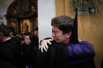 Hermanos de la Hermandad de San Bernardo se lamentan tras suspenderse su estación de penitencia por la lluvia, en Sevilla, Andalucía (España).