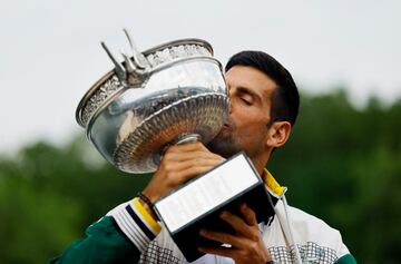 El tenista serbio de 36 años hizo historia tras conseguir ayer su 23º título de Grand Slam tras ganar a Casper Ruud en la final de Roland Garros. Hoy, ha posado con el trofeo en la ciudad de París, como es tradición. 