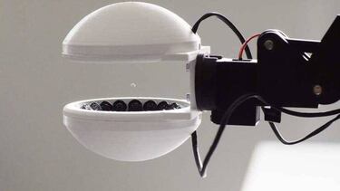 Este robot agarra objetos frágiles sin tocarlos