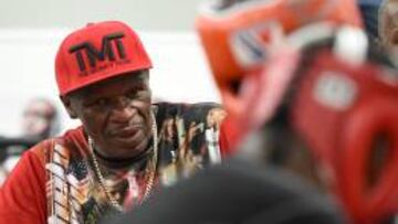 Floyd Mayweather Sr. durante un entrenamiento de su hijo, Floyd Mayweather Jr.