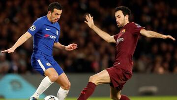 Pedro pelea el esférico con Busquets.