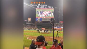 Josef Martínez celebra el triunfo de sus compatriotas en los Braves