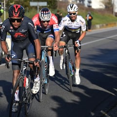 Egan Bernal, podio en la Strade Bianche que gana Van der Poel