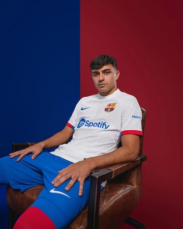 El club catalán ha presentado la que será la segunda equipación para la temporada 23/24. La camiseta, que se presenta en el marco de la campaña lanzada por el Club “Aquí, para abrir camino”, presenta un diseño rompedor que rinde homenaje a la historia del Barça y a una camiseta que vistió Johan Cruyff, precursor del estilo de juego del FC Barcelona