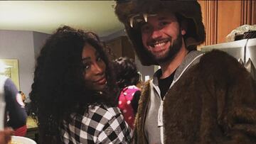 La tenista Serena Williams y el cofundador de la red social Reddit, Alexis Ohanian, posan disfrazados.