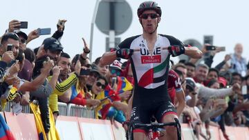 Abu Dhabi (United Arab Emirates), 25/02/2017.- Portuguese rider Rui Costa of the UAE Team Emirates jubilates after winning third stage of the Abu Dhabi Tour cycling race, 25 February 2017. (Ciclismo) EFE/EPA/MATTEO BAZZI