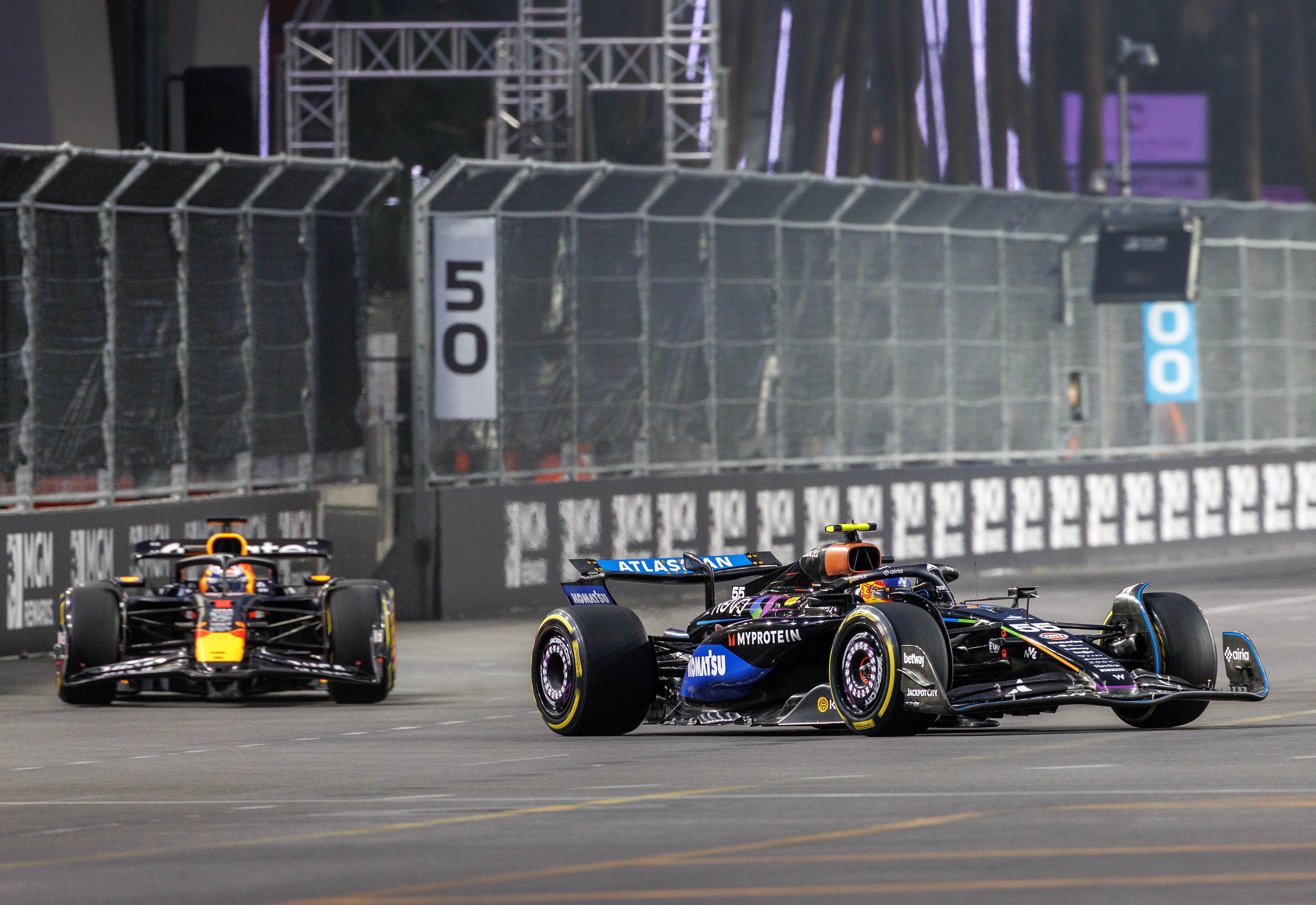 Las Vegas (United States), 21/11/2025.- Williams driver Carlos Sainz (R) of Spain, followed by Red Bull driver Max Verstappen (L) of Netherlands, in action during the practice sessions for the Formula One Las Vegas Grand Prix on the Las Vegas Strip Circuit, in Las Vegas, Nevada, USA, 20 November 2025. The Las Vegas Grand Prix will take place on 22 November 2025. (Fórmula Uno, Países Bajos; Holanda, España) EFE/EPA/CRISTOBAL HERRERA-ULASHKEVICH
