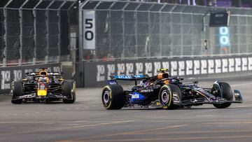 Las Vegas (United States), 21/11/2025.- Williams driver Carlos Sainz (R) of Spain, followed by Red Bull driver Max Verstappen (L) of Netherlands, in action during the practice sessions for the Formula One Las Vegas Grand Prix on the Las Vegas Strip Circuit, in Las Vegas, Nevada, USA, 20 November 2025. The Las Vegas Grand Prix will take place on 22 November 2025. (Fórmula Uno, Países Bajos; Holanda, España) EFE/EPA/CRISTOBAL HERRERA-ULASHKEVICH