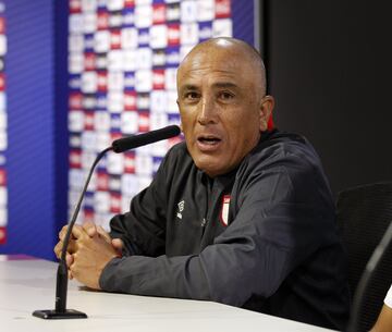 Luis Amaranto Perea recibe a 'Las Leonas' en la sede del Atlético