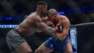 Francis Ngannou y Ciryl Gane en el UFC 270.