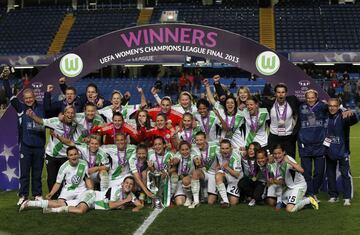 En la 2012-2013 un nuevo equipo alem芍n consigui車 proclamarse campe車n de Europa, el Wolfsburgo, cuarto diferente. Las lobas ganaron al Lyon por 1-0 en su primera gran final europea gracias a un solitario tanto de penalti de Martina M邦ller, en una final celebrada en Stamford Bridge. En 2014 repitieron, ganando por 4-3 al Tyreso de Marta y Vero Boquete, que marcaron, en la final de la Champions femenina con m芍s goles. Desde entonces, tres finales perdidas de la m芍xima competici車n europea (2016,2017 y 2020), todas ellas ante el Lyon, siendo dos especialmente dolorosas por producirse en los penaltis y en la pr車rroga.
