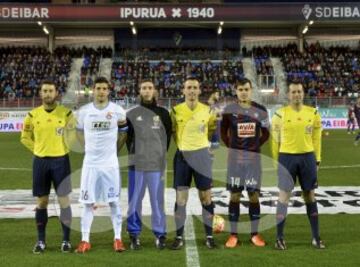 El árbitro Jaime Latre acompañado por sus asistentes Bueno Mateo y Tresaco Escabosa, el cuarto árbitro Hernández Lorenzo y los capitanes Javi López y Dani García.