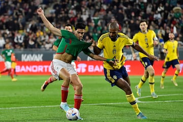 Mexico's forward Raul Jimenez (L) vies with Sweden's defender Isak Hien during the friendly football match between Mexico and Sweden, at the Montilivi stadium in Girona on November 16, 2022. (Photo by Pau BARRENA / AFP)