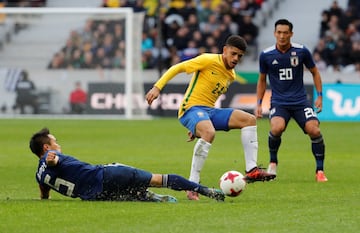 Soccer Football - International Friendly - Brazil vs Japan - Stade Pierre-Mauroy, Lille, France - November 10, 2017   Brazil’s Taison in action with Japan’s Yuto Nagatomo and Tomoaki Makino   