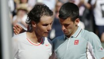 Rafael Nadal consuela a Novak Djokovic al final del partido.